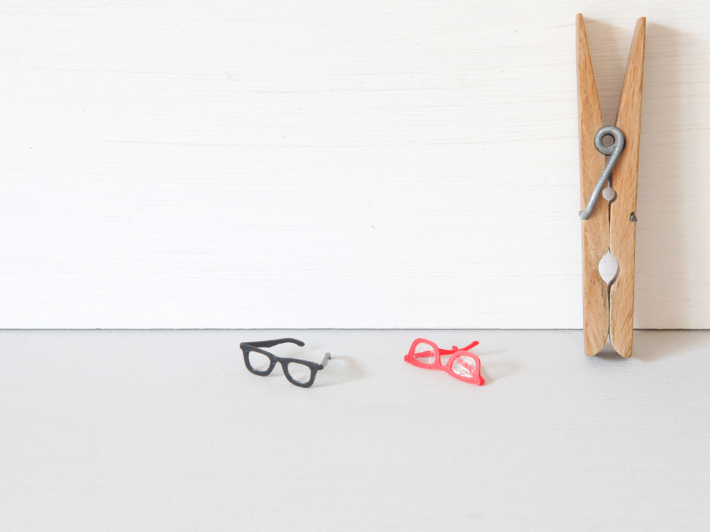Miniatur Brille rot oder schwarz