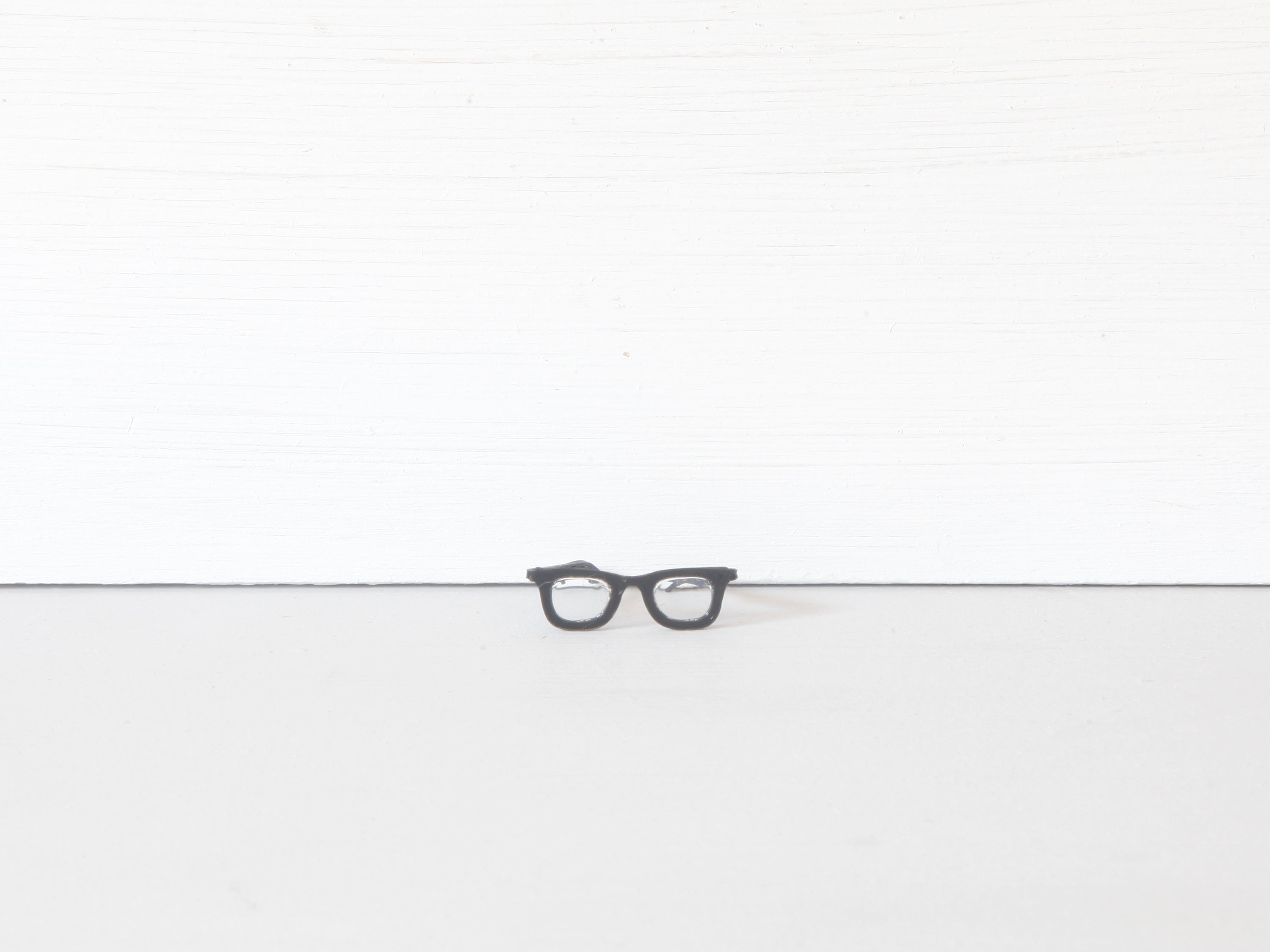 Miniatur Brille rot oder schwarz