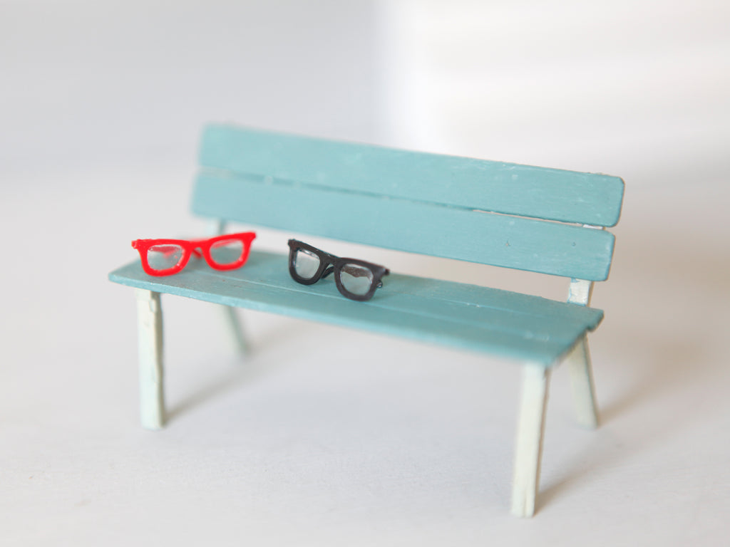 Miniatur Brille rot oder schwarz
