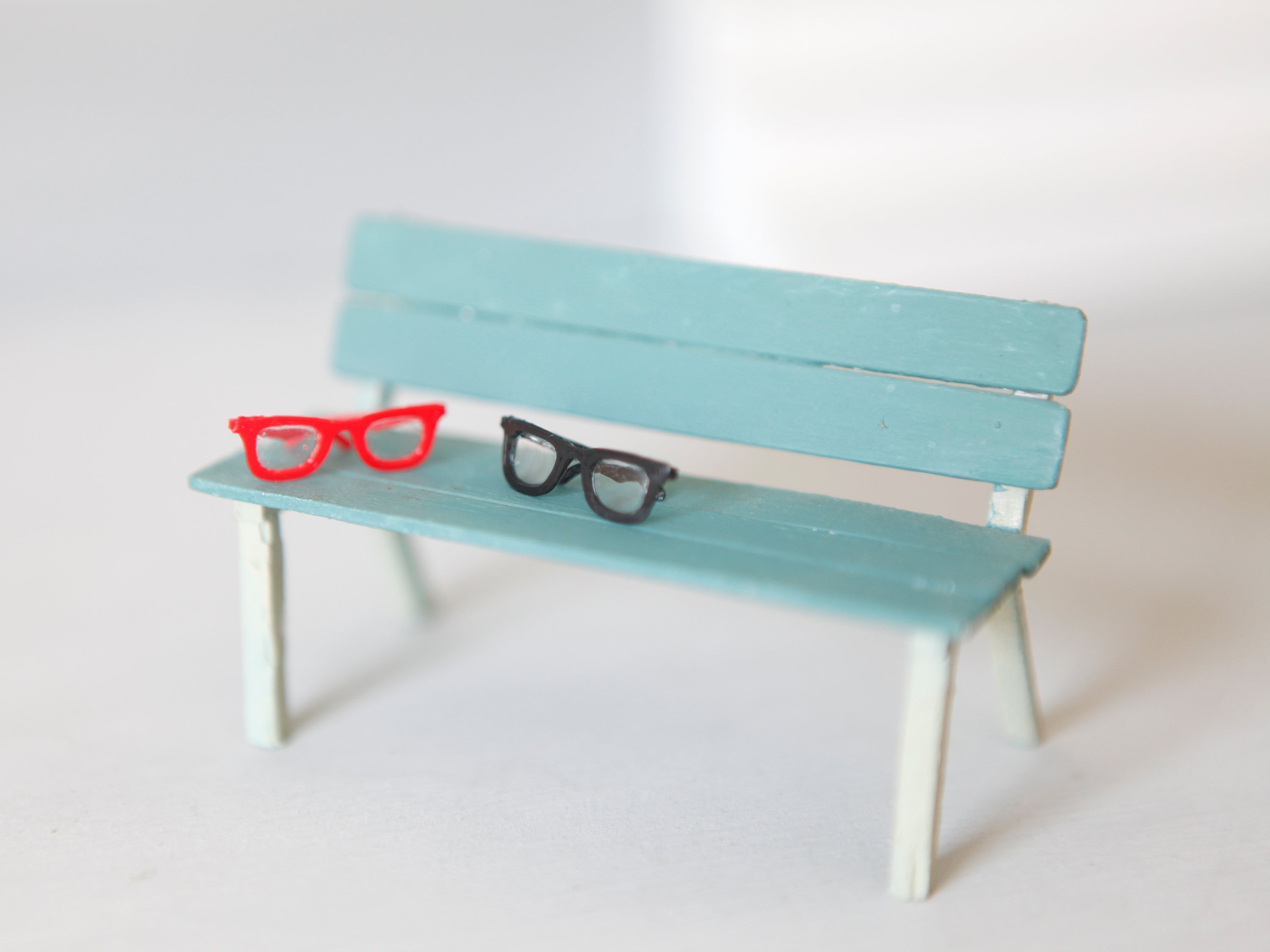 Miniatur Brille rot oder schwarz