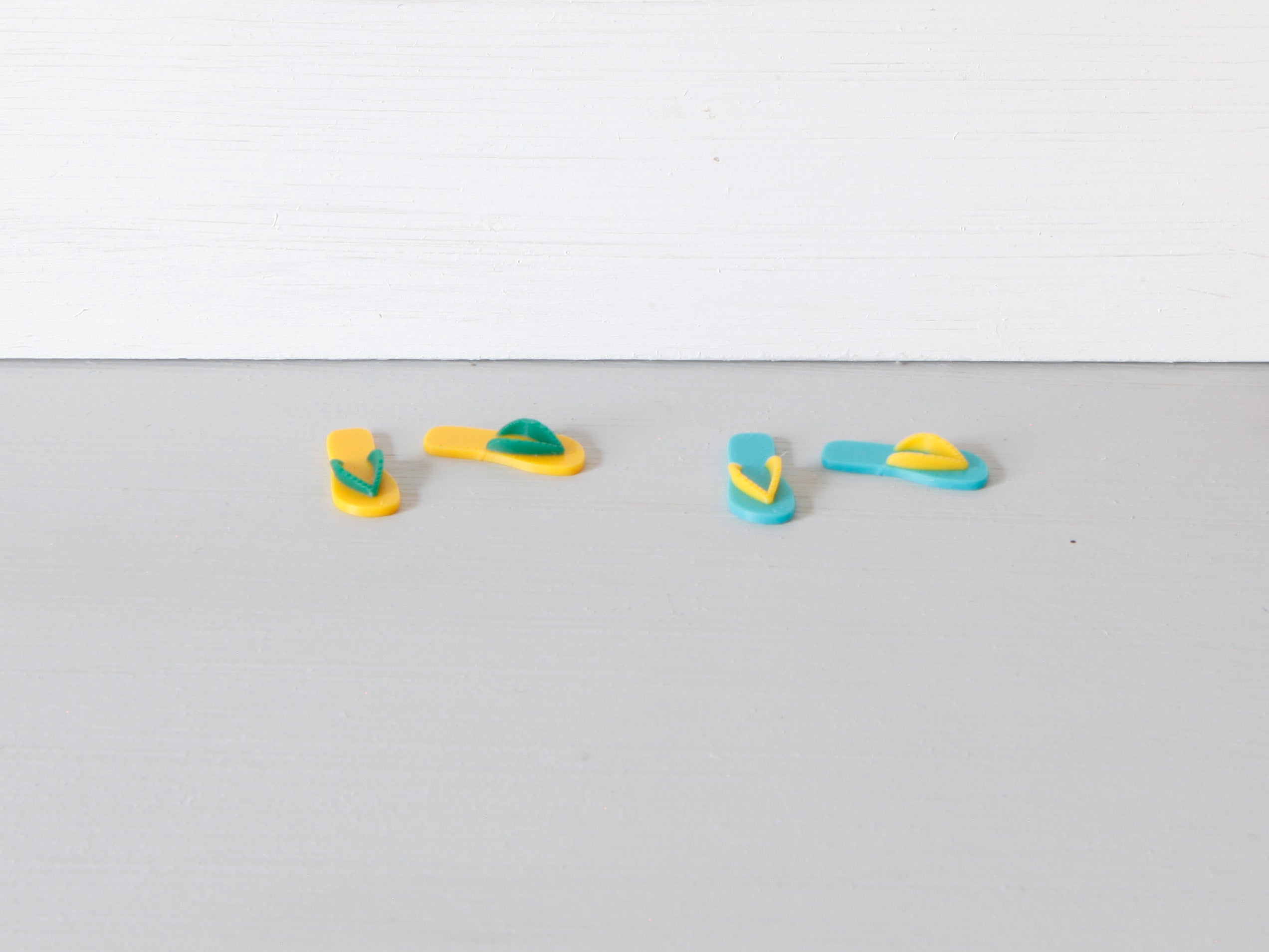 Miniatur Flip Flops für die Wichteltür