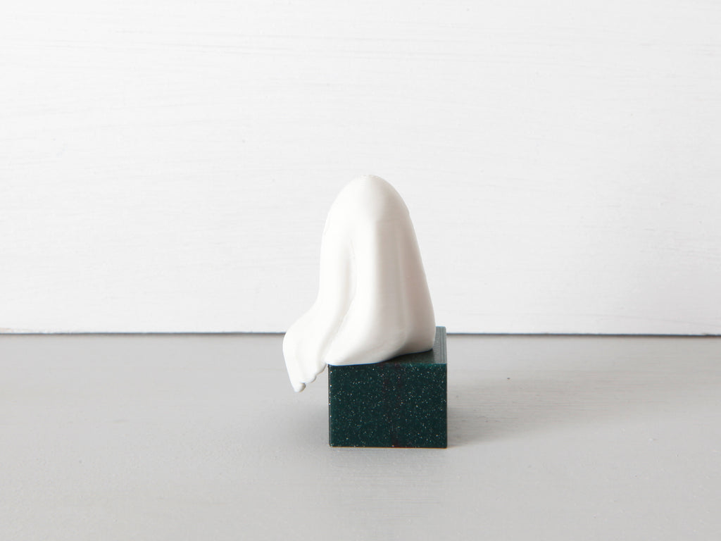 Miniatur Gespenst sitzend