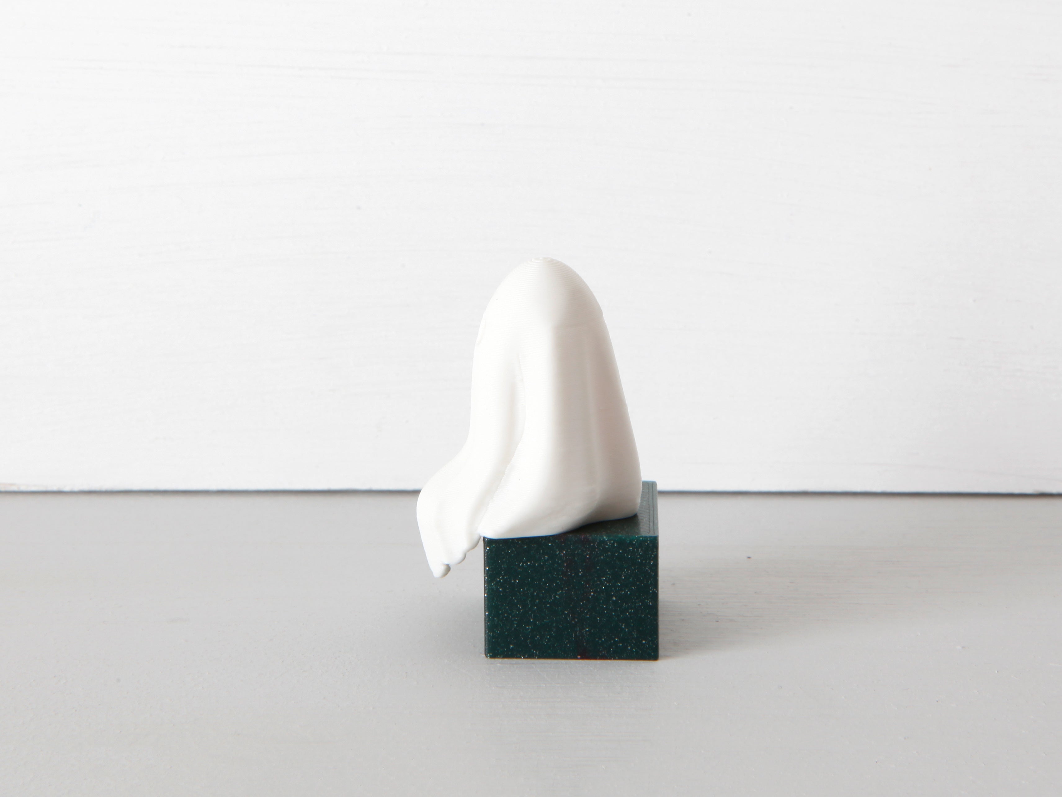 Miniatur Gespenst sitzend