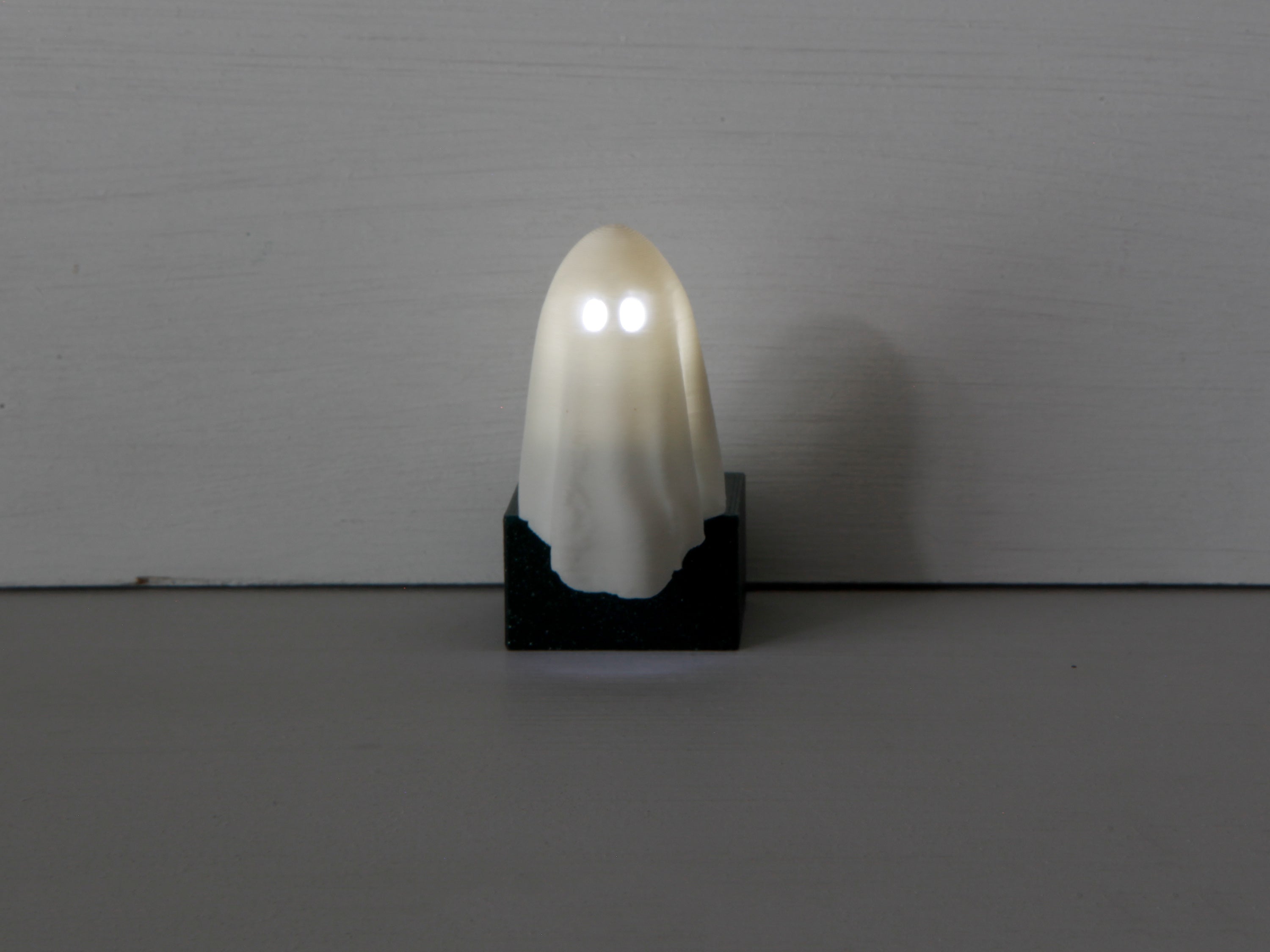 Miniatur Gespenst sitzend