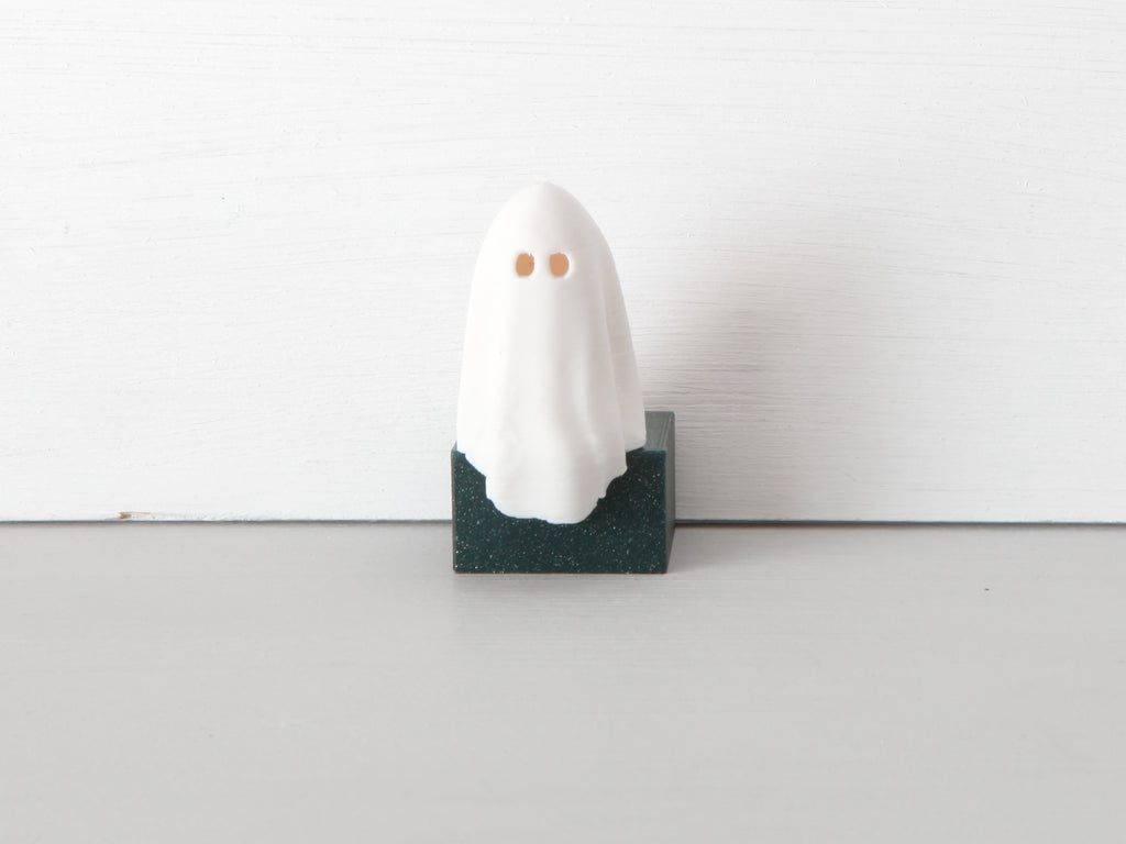 Miniatur Gespenst sitzend