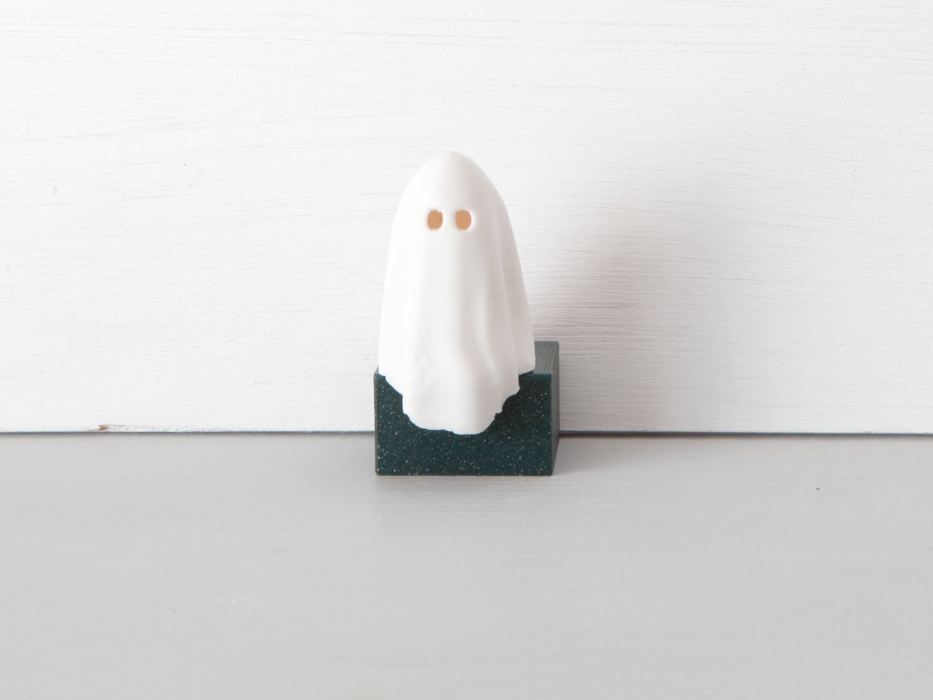 Miniatur Gespenst sitzend