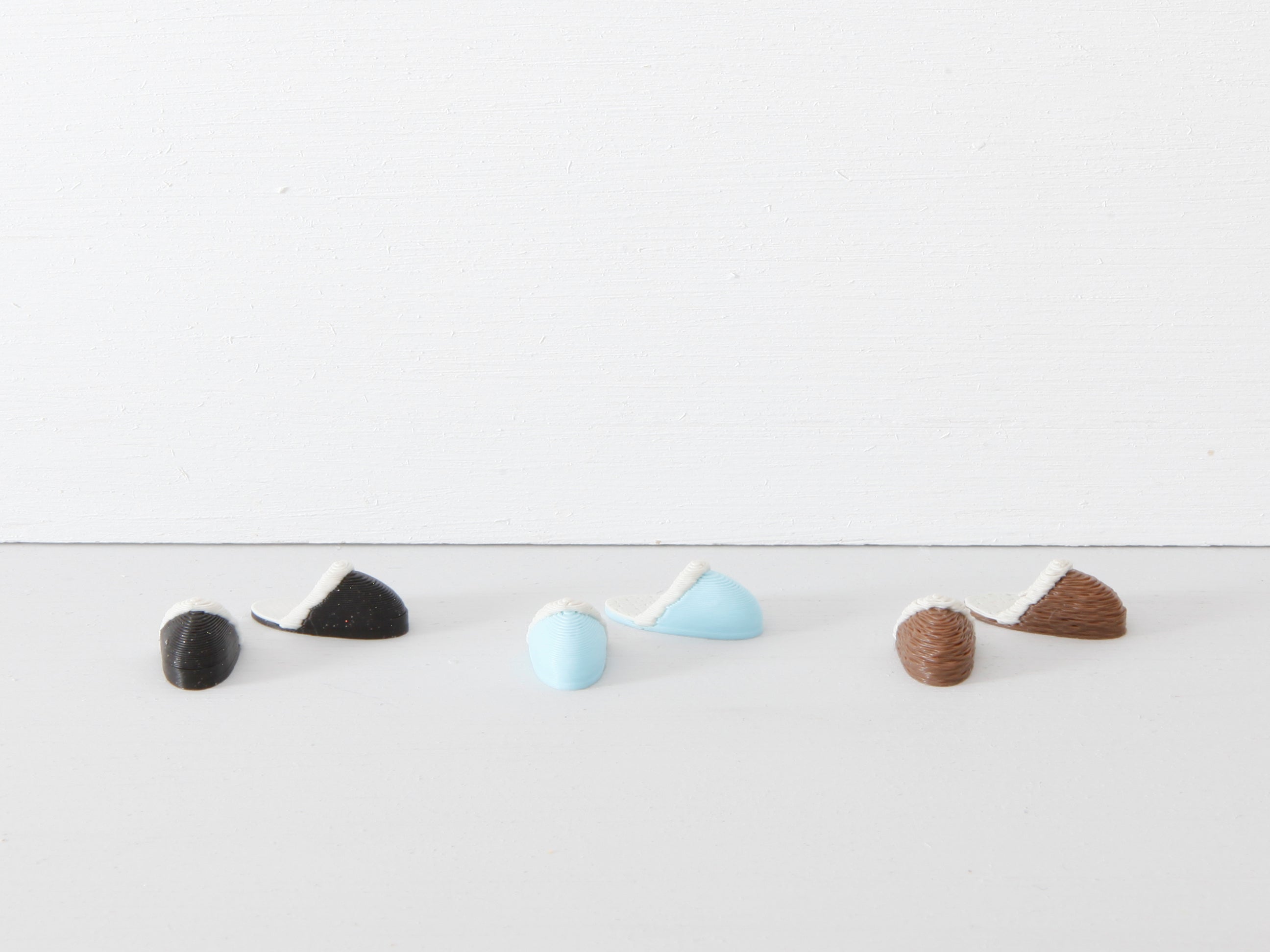 Miniatur Pantoffeln für die Wichteltür