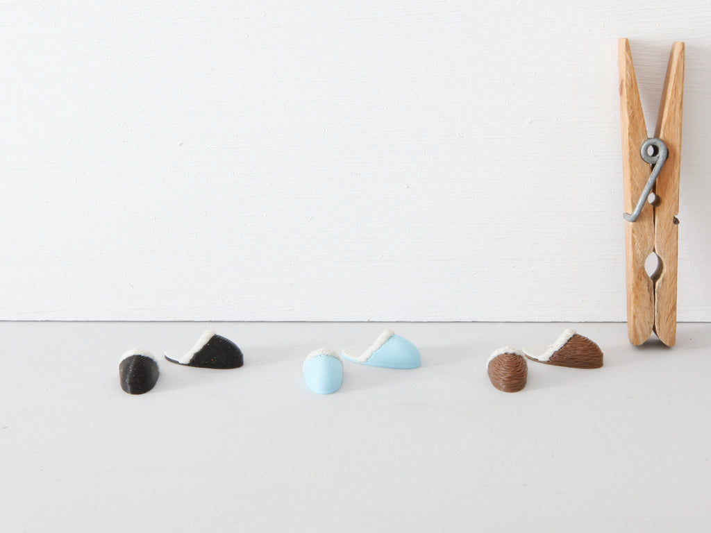 Miniatur Pantoffeln für die Wichteltür