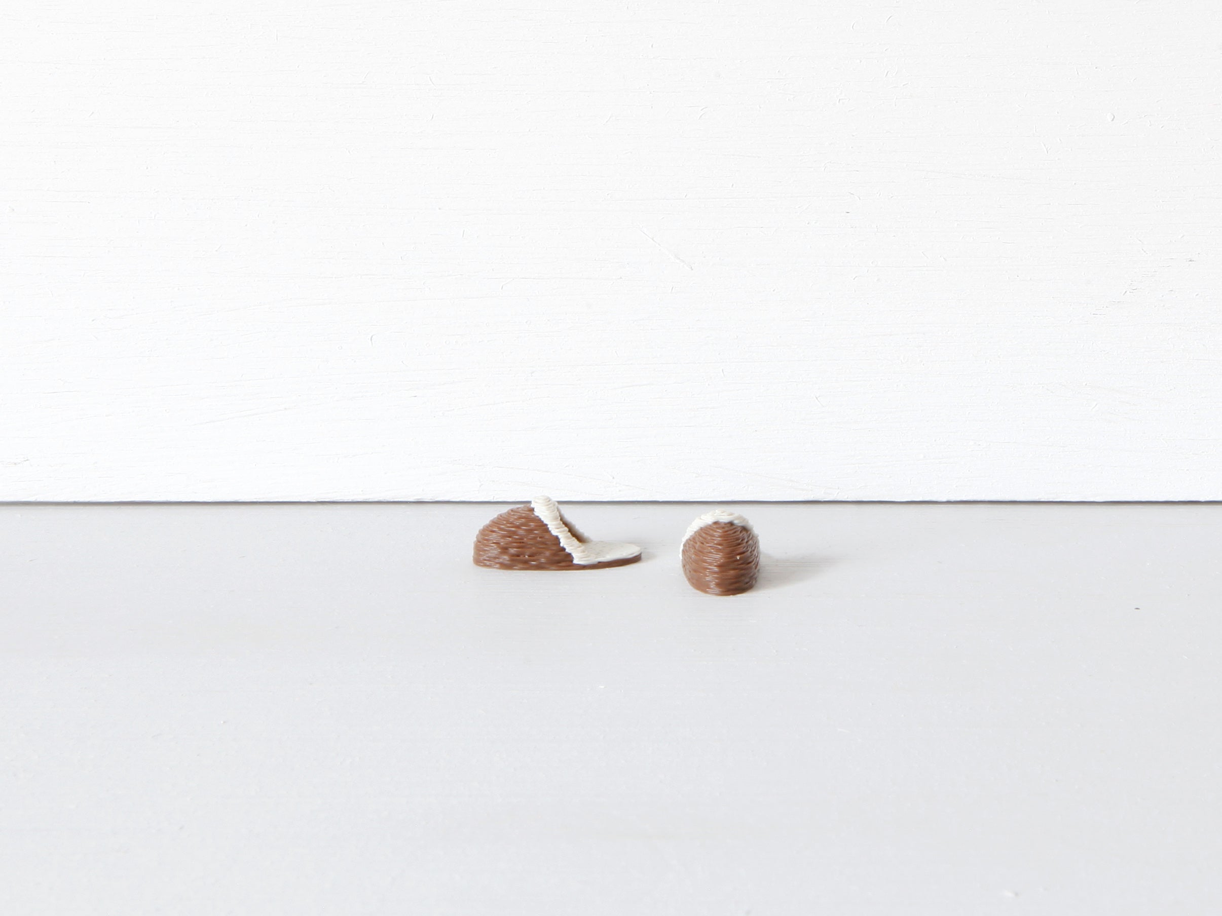 Miniatur Pantoffeln für die Wichteltür