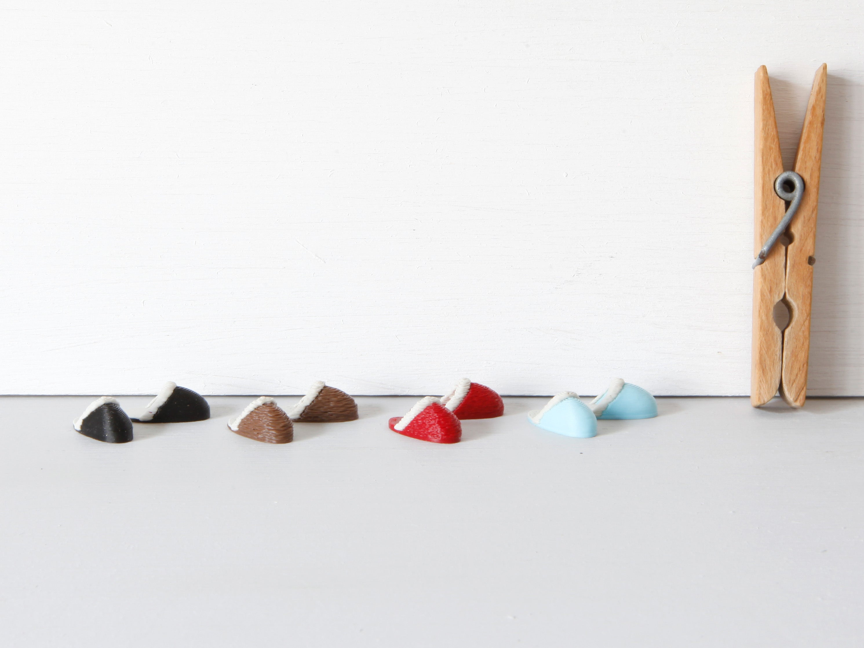 Miniatur Pantoffeln für die Wichteltür