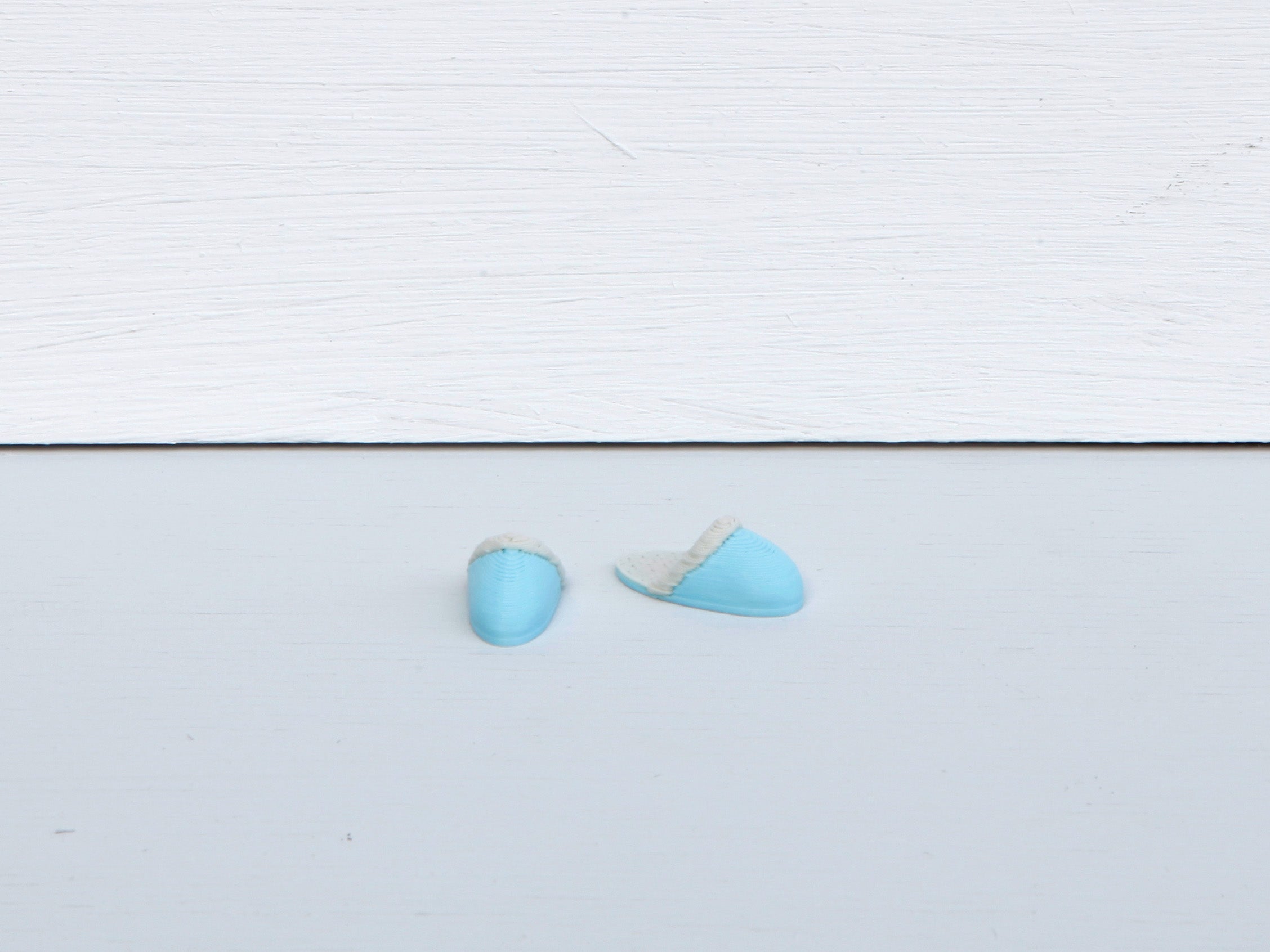 Miniatur Pantoffeln für die Wichteltür