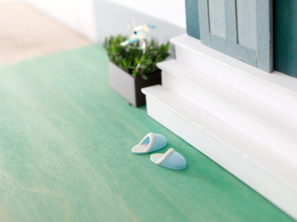 Miniatur Pantoffeln für die Wichteltür