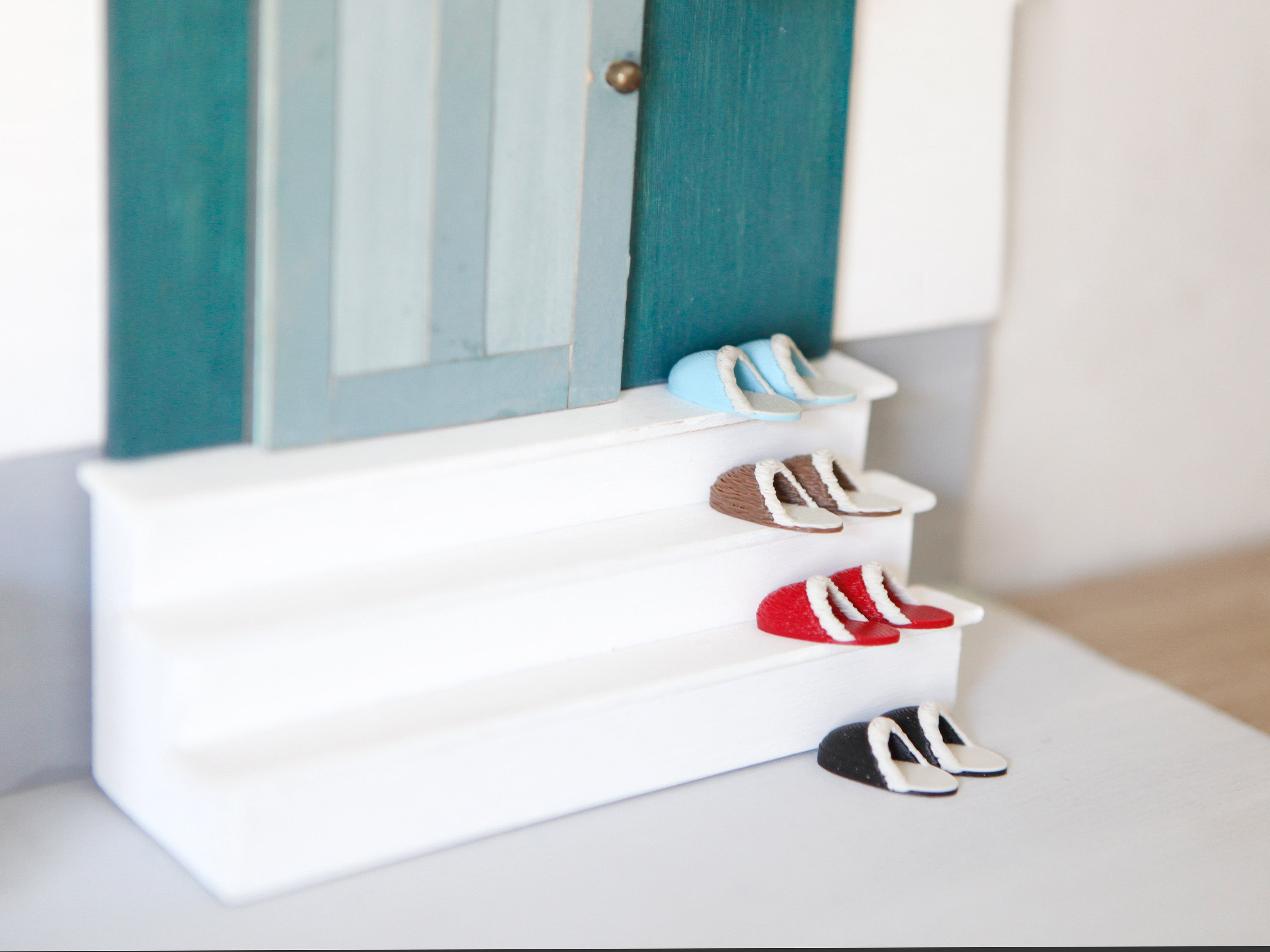 Miniatur Pantoffeln für die Wichteltür