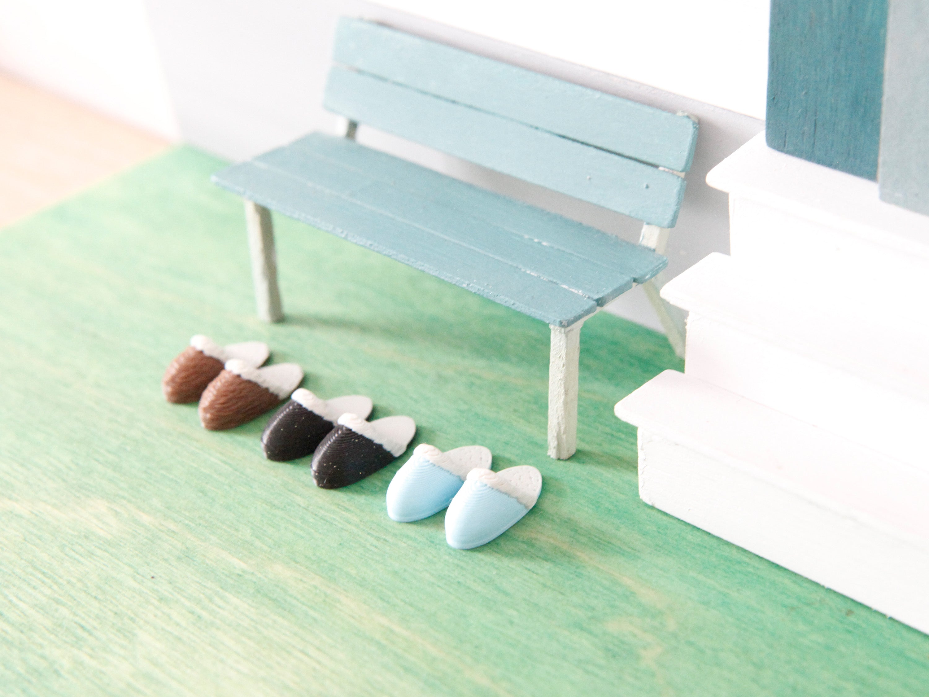 Miniatur Pantoffeln für die Wichteltür