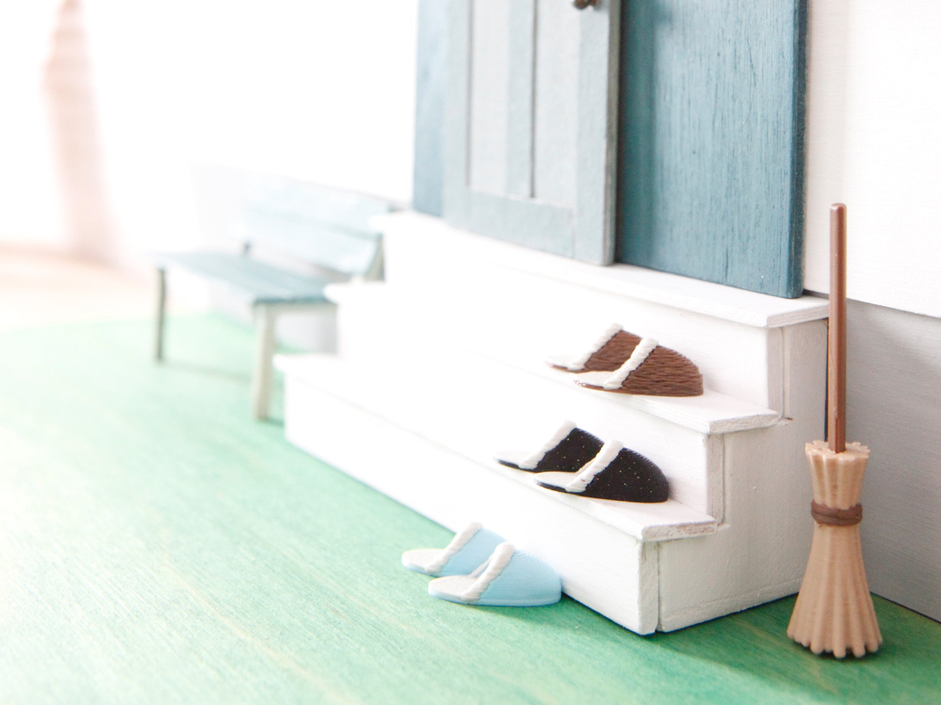 Miniatur Pantoffeln für die Wichteltür