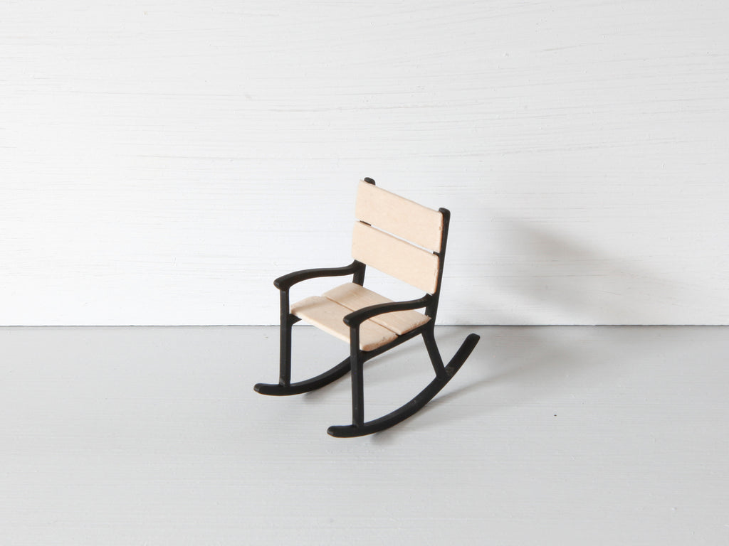 Miniatur Schaukelstuhl für die Wichteltür