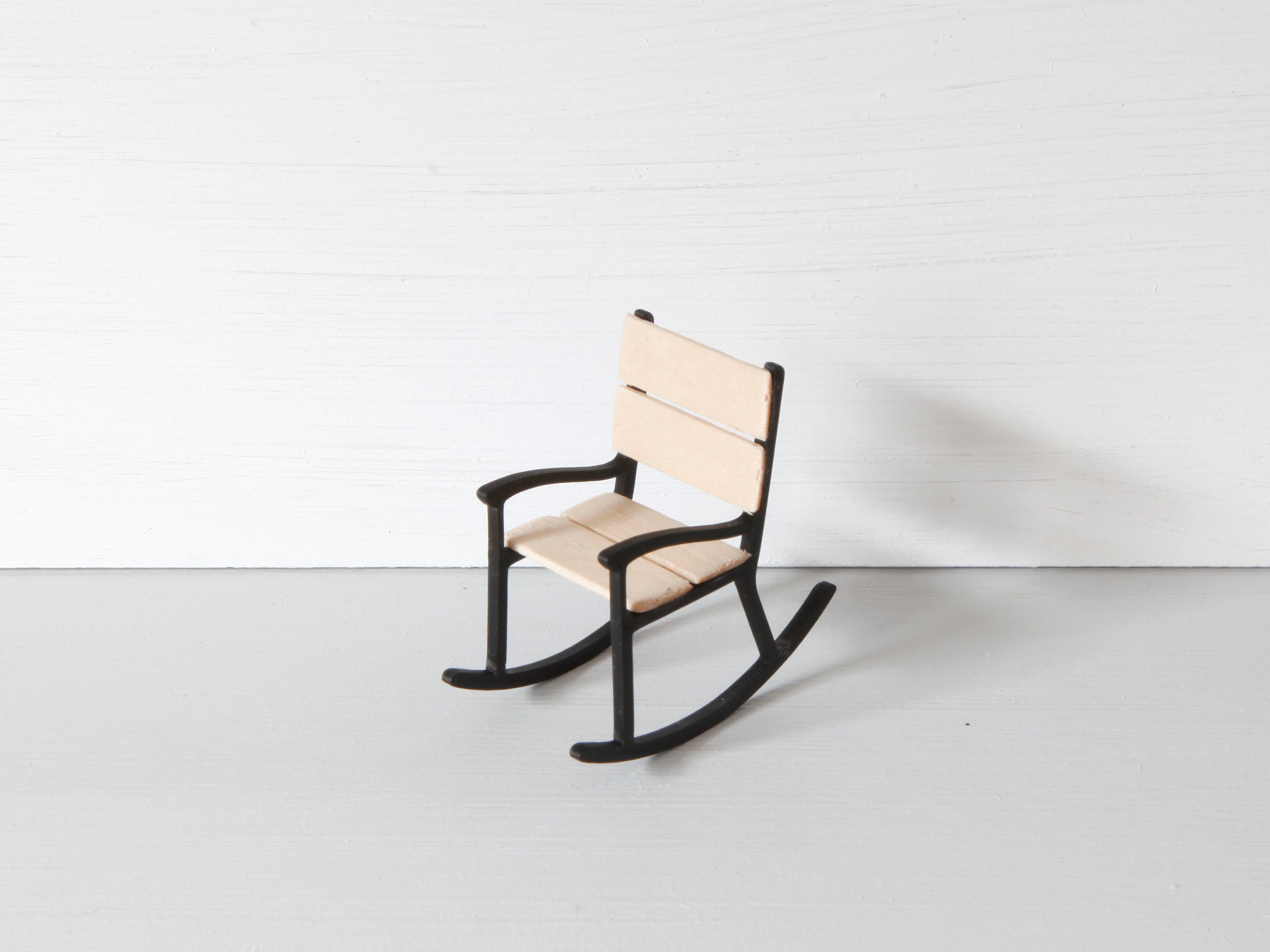 Miniatur Schaukelstuhl für die Wichteltür