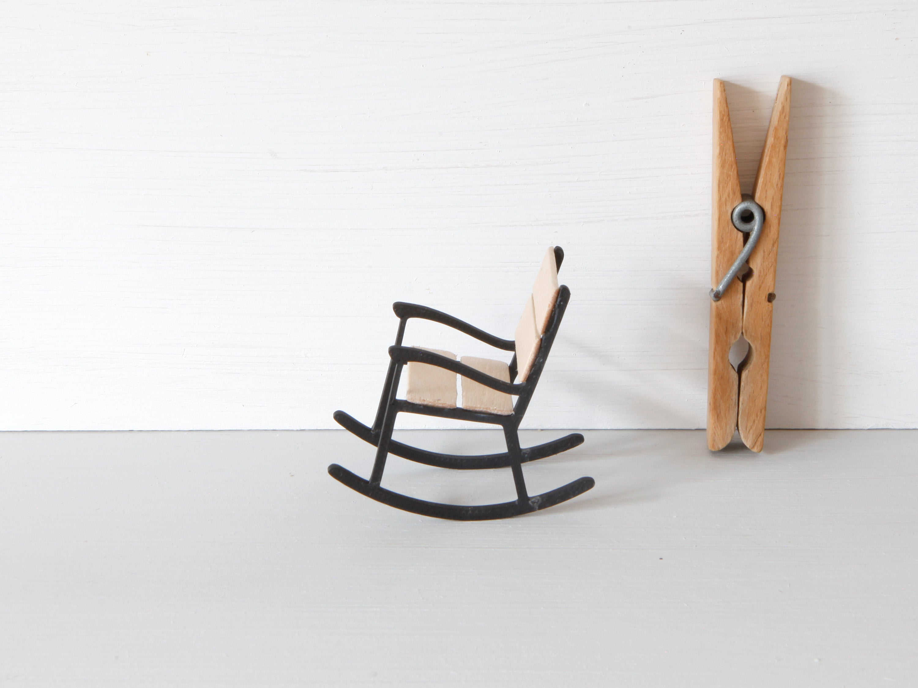 Miniatur Schaukelstuhl für die Wichteltür