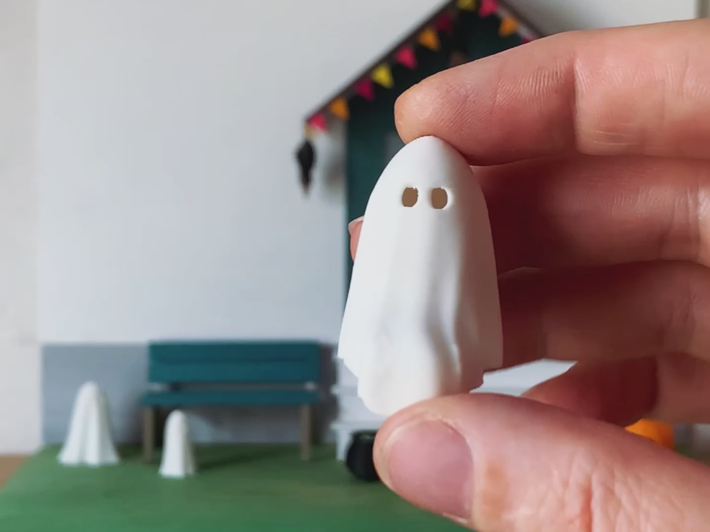 Miniatur Gespenst sitzend